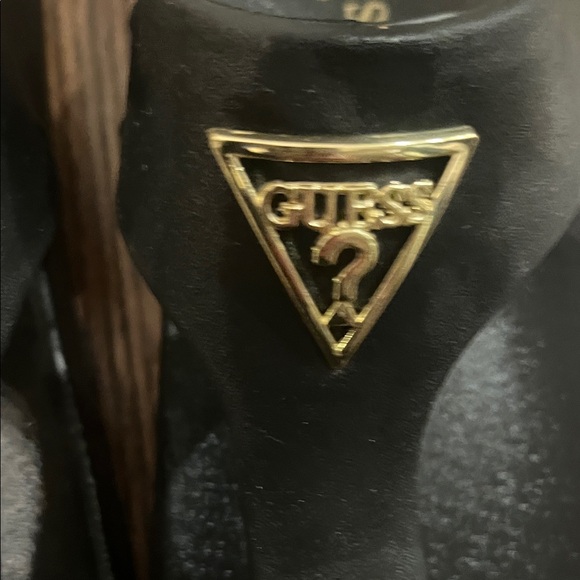 GUESS Black and Gold Gizeh Style Flip-Flops Size 8 - Picture 3 of 6